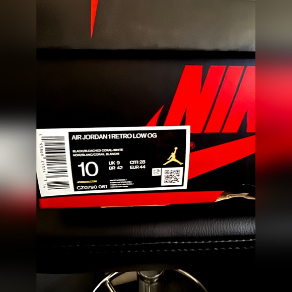 Nike Air Jordan 1 Retro Low OG Sneakers - Picture 2 of 6